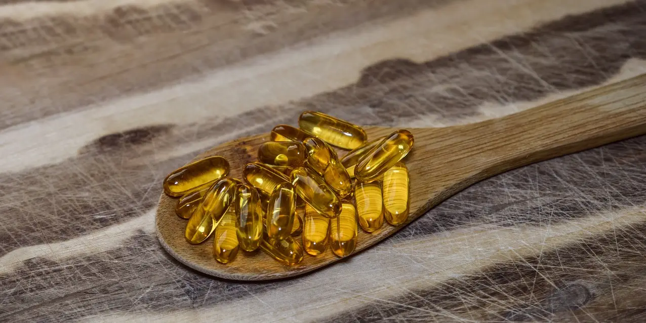 오메가3 알약이 스푼위에 올려져있는 모습